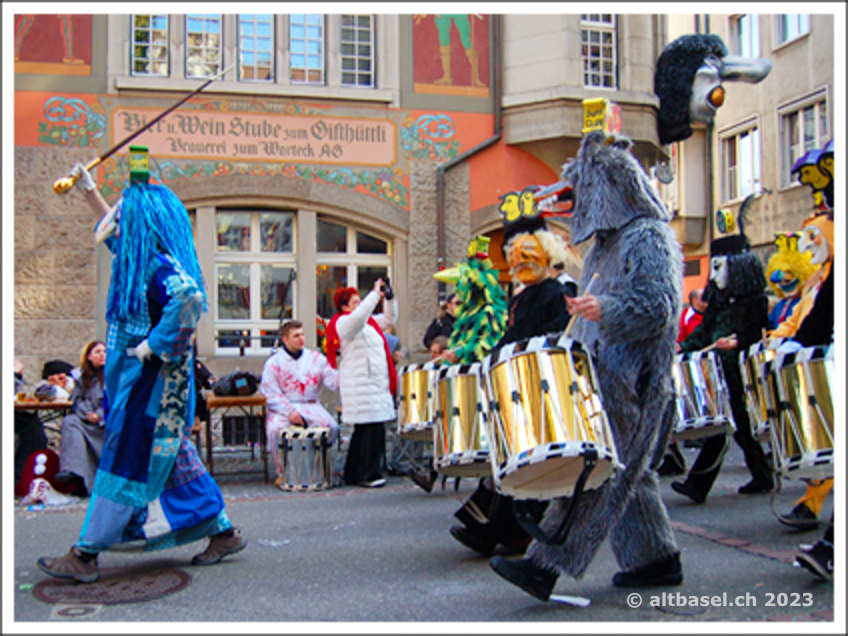 dienstagszug mit tambourmajor an der basler fasnacht